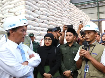 Mentan Amran Bersama Mahasiswa, Guru Besar, dan Pakar Pertanian Tinjau Gudang Bulog Jawa Timur: Hasilnya Luar Biasa!